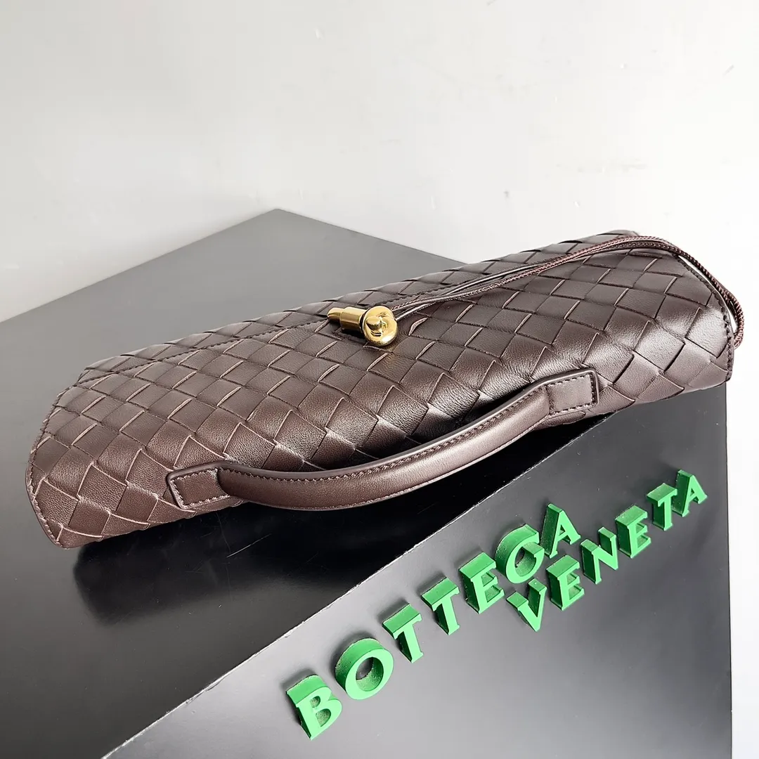 The batch of 1360 BV Andiamo evening handbags has been heavily planted again~ The designer aesthetics in the era of economic downturn are back. I fall in love with it at first sight and can't put it down. It's so beautiful and full of aura. The shape and texture are very competitive. It's light in weight and has sufficient capacity. It's a must-have for fashionistas. It's suitable for many occasions, minimalist, high-end and light luxury. Model No.: 741511 Size: 31*13*3cm